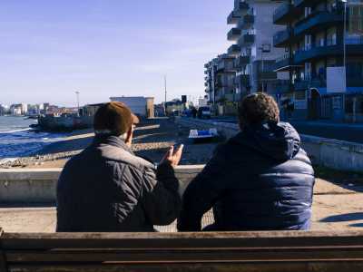I due signori continuano a parlare del loro quartiere
